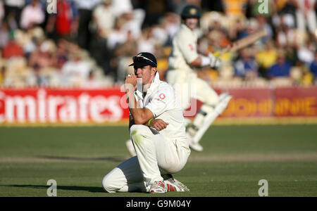 Cricket - Ashes Tour - deuxième test sur 3 mobiles - jour 5 - Australie / Angleterre - Adelaide Oval.Kevin Pietersen, d'Angleterre, après avoir fait une erreur lors du cinquième jour du deuxième Test Match à l'Adelaide Oval, Adélaïde, Australie. Banque D'Images