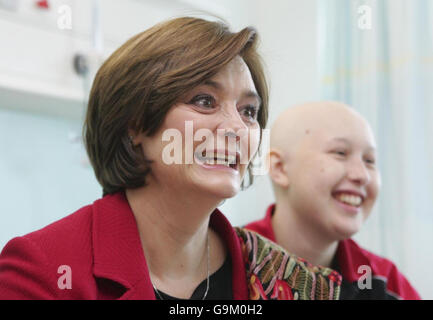 L'épouse du Premier ministre, Cherie Booth, rencontre un malade du cancer Victoria, 16 ans, de Stevenage, Herts, lors d'une visite au University College Hospital, Londres. Banque D'Images