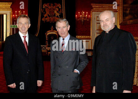 Le Premier ministre britannique Tony Blair (à gauche) avec le Prince de Galles et l'évêque de Londres, le Dr Richard Chartres (à droite) avant que le Prince n'ait lancé un projet intitulé « Costing the Earth - accounting for Sustainability » au Palais St James, dans le centre de Londres. Banque D'Images