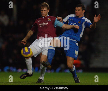 Jonathan Spector (à gauche) de West Ham United et Lee McCulloch de Wigan Athletic se battent pour le ballon lors du match Barclays Premiership à Upton Park, Londres. Banque D'Images