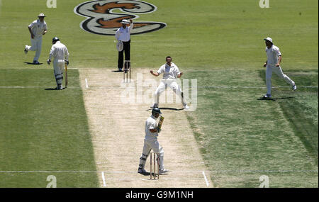 Steve Harmison, de l'Angleterre, célèbre le congédiement du capitaine australien Ricky Ponting au cours du premier jour du troisième match de test au WACA, à Perth, en Australie. Banque D'Images