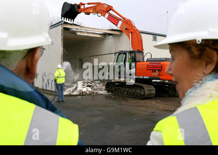 Les travaux de démolition débutent dans le parc olympique pour les Jeux de Londres 2012 dans une ancienne salle de sport désutilisée d'Eton Manor, au nord du site du parc olympique de Stratford, à l'est de Londres. Banque D'Images