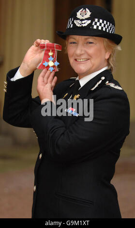 Barbara Wilding, chef de la police du Sud du pays de Galles, après avoir recueilli un CBE du Prince de Galles à Buckingham Palace, Londres. Banque D'Images