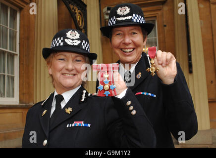 Barbara Wilding, chef de la police du Sud du pays de Galles (à gauche), et Julie Spence, chef de la police de Cambridgeshire, après avoir recueilli un CBE et un OBE respectivement du Prince de Galles lors d'une cérémonie d'investiture au Palais de Buckingham, à Londres. Banque D'Images