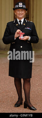 Barbara Wilding, chef de la police du Sud du pays de Galles, après avoir recueilli un CBE du Prince de Galles à Buckingham Palace, Londres. Banque D'Images