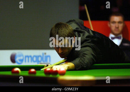 Ronnie O'Sullivan en Angleterre contre Stephen Hendry en Écosse lors des championnats de snooker de Maplin au York Barbican Center, à York. Banque D'Images