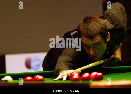 Le Ronnie O'Sullivan d'Angleterre joue un tir à gauche contre le Stephen Hendry d'Écosse lors des championnats de snooker de Maplin au York Barbican Center, York. Banque D'Images