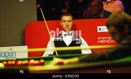 Stephen Hendry, en Écosse, regarde Ronnie O'Sullivan en action pendant les championnats de snooker britanniques de Maplin au York Barbican Center, York. Banque D'Images