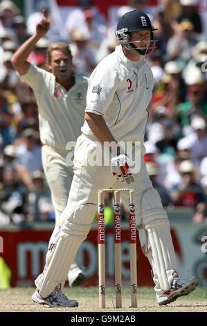 Matthew Hoggard, de l'Angleterre, quitte le terrain alors que Shane Warne, de l'Australie, célèbre son tir à la cricket lors du deuxième jour du troisième Test Match au WACA, à Perth, en Australie. Banque D'Images