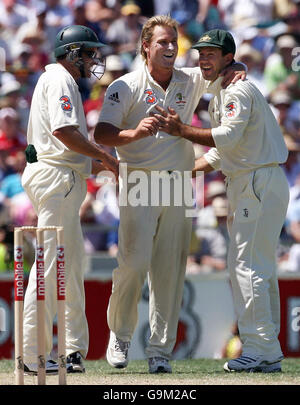 Shane Warne en Australie célèbre avec Michael Hussey et Ricky Ponting après avoir pris le cricket de Matthew Hoggard en Angleterre pendant la deuxième journée du troisième Test Match au WACA, Perth, Australie. Banque D'Images