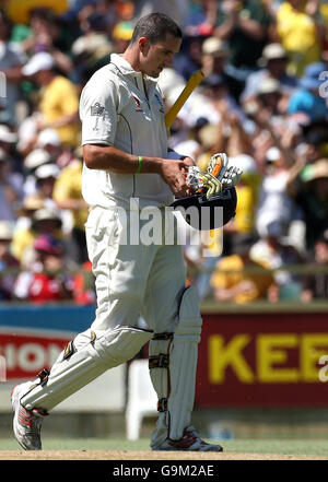 Kevin Pietersen, de l'Angleterre, quitte le terrain après avoir été pris par Andrew Symonds, de l'Australie, pendant la deuxième journée du troisième match de Test au WACA, à Perth, en Australie. Banque D'Images