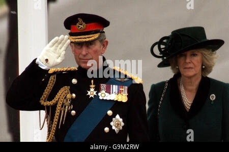 Le Prince de Galles prend le salut au début de la Parade de Sovereign aux côtés de la duchesse de Cornwall, à Sandhurst. Banque D'Images