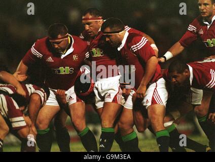 La première rangée des Lions britanniques de David Young, Robin McBryde et Tom Smith contre le XV du président du Queensland Banque D'Images