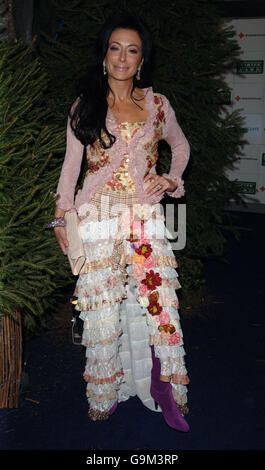 Nancy dell'Olio arrivant au bal annuel de Londres de la Croix-Rouge britannique, tenu aujourd'hui à la salle près de la rivière, dans le centre de Londres. Date de la photo: Jeudi 16 novembre 2006. Le crédit photo devrait se lire comme suit : Ian West/PA. Banque D'Images