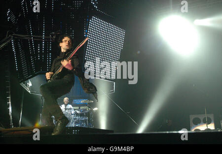 Matt Bellamy, le leader de Muse, se produit au Wembley Arena, dans l'ouest de Londres. Banque D'Images