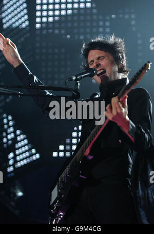 Matt Bellamy, le leader de Muse, se produit au Wembley Arena, dans l'ouest de Londres. Banque D'Images