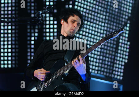 Matt Bellamy, le leader de Muse, se produit au Wembley Arena, dans l'ouest de Londres. Banque D'Images