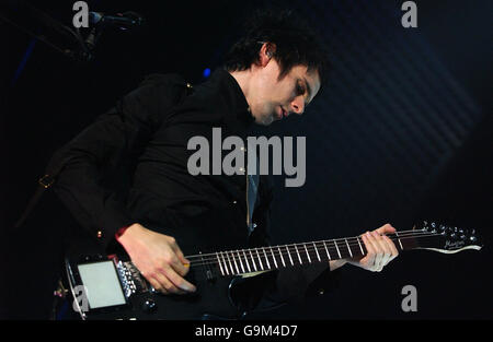 Muse en concert - Londres.Matt Bellamy, le leader de Muse, se produit au Wembley Arena, dans l'ouest de Londres. Banque D'Images