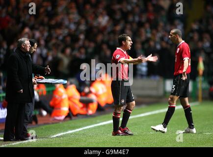 Football - UEFA Champions League - Groupe F - Celtic / Manchester United - Celtic Park.Gary Neville de Manchester United montre la frustration de hius en tant que directeur Sir Alex Ferguson regarde sur (l) Banque D'Images