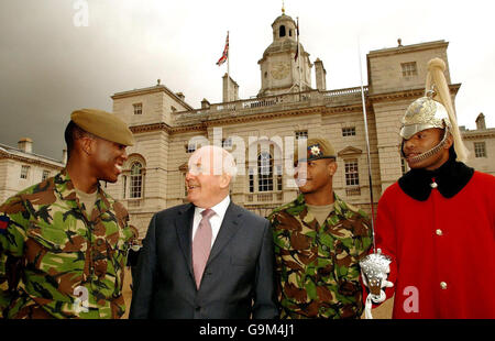 Le secrétaire à l'intérieur John Reid avec Coldstream Guards (de gauche à droite); Javauno Green et Juran Guscott, tous deux de la Jamaïque, et le soldat de la Cavalerie de la maison, Elima Nawari, de Fidji, dans Horse Guards Parade, dans le centre de Londres. Banque D'Images