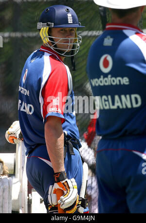 Andrew Flintooff, de l'Angleterre, attend de battre lors d'une séance d'entraînement de filets à Gabba, Brisbane, Australie. Banque D'Images