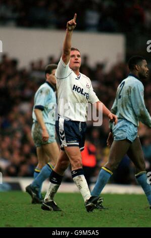 Paul Gascoigne, de Tottenham Hotspur, célèbre le but gagnant Banque D'Images