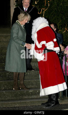 La duchesse de Cornwall rencontre le Père Noël après avoir allumé les lumières de Noël à Tetbury, Gloucestershire. Banque D'Images