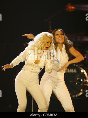 Christina Aguilera se produit au Wembley Arena de Londres. Banque D'Images