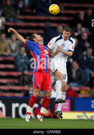 Shefki Kuqi du Crystal Palace (à gauche) et Pat Baldwin de Colchester United lors du match de championnat Coca-Cola à Selhurst Park, Londres. Banque D'Images