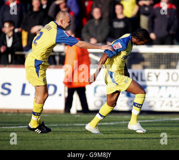 Le Stevland Angus de Torquay est félicité par Lee Andrews après avoir obtenu des scores contre Hereford lors du match de la deuxième ligue au terrain d'athlétisme Edgar Street, à Hereford. Banque D'Images