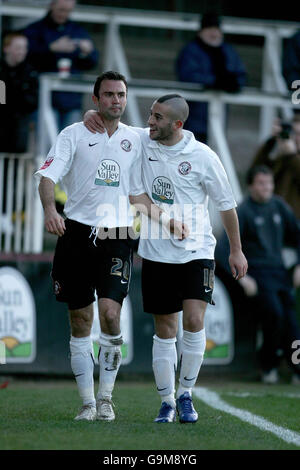 Alex Jeannin (l) célèbre son but avec Stuart Fleetwood lors du match de la deuxième ligue à Edgar Street Athletic Ground, Hereford. Banque D'Images