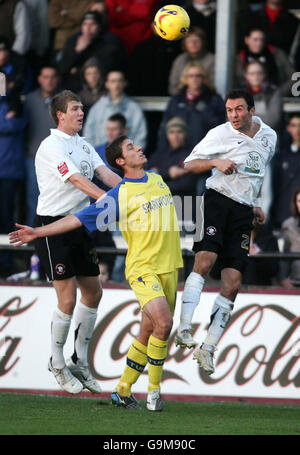 Phil Gulliver de Hereford et Alex Jeannin sandwich Chris McPhee de Torquay pendant le match de la deuxième ligue au terrain d'athlétisme d'Edgar Street, à Hereford. Banque D'Images