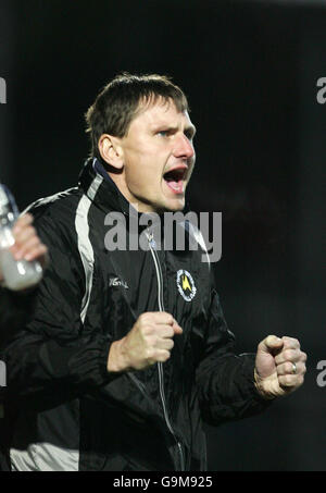 Lubos Kubik, le gérant de Torquay United, réagit à une pénalité imposée par le gardien de but de Torquay, Nathan Abbey, lors du match de la deuxième ligue à Edgar Street Athletic Ground, Hereford. Banque D'Images