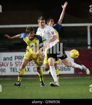 Dean Beckwith de Hereford (à droite) va d'épaule en épaule avec Jordan Robertson de Torquay pendant le match de la deuxième ligue à Edgar Street Athletic Ground, Hereford. Banque D'Images