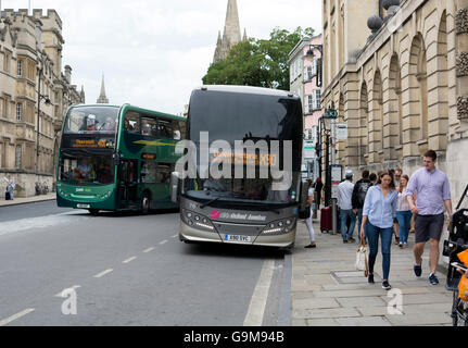 Bus dans High Street, Oxford, UK Banque D'Images