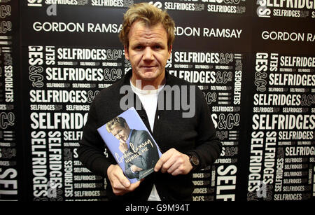 Le célèbre chef Gordon Ramsay détient une copie de son autobiographie humble Pie à Selfridges, à Oxford Street, Londres. Banque D'Images