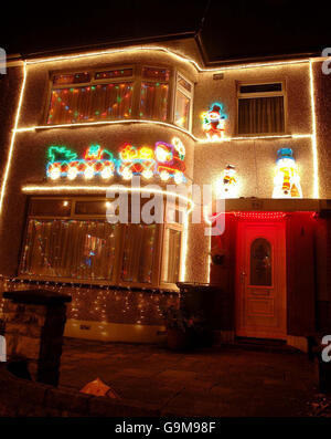 Une maison dans l'ouest de l'Essex est festoonée avec des centaines de lumières de fées de Noël, pour la durée de la saison festive. Banque D'Images