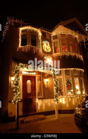 Une maison dans l'ouest de l'Essex est festoonée avec des centaines de lumières de fées de Noël, pour la durée de la saison festive. Banque D'Images