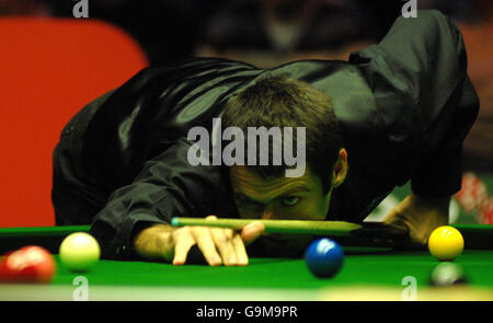 Ronnie O'Sullivan fait la queue lors de son match contre Stephen Maguire lors des championnats de snooker britanniques de Maplin au York Barbican Center, York. Banque D'Images