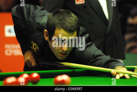 Ronnie O'Sullivan en action lors de son match contre Stephen Maguire lors des championnats de snooker au Royaume-Uni de Maplin au York Barbican Center, à York. Banque D'Images