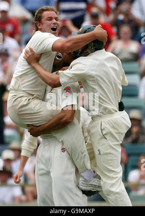 Shane Warne en Australie célèbre (à gauche) avec Andrew Symonds et Michael Hussey (à droite) après avoir pris le dernier volet de Monty Panesar en Angleterre pour gagner le cinquième jour du troisième Test Match au WACA, Perth, en Australie. Banque D'Images