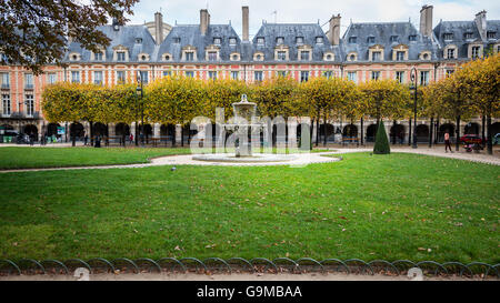 La Place des Vosges. La charmante place royale est situé dans le quartier animé du Marais. Banque D'Images