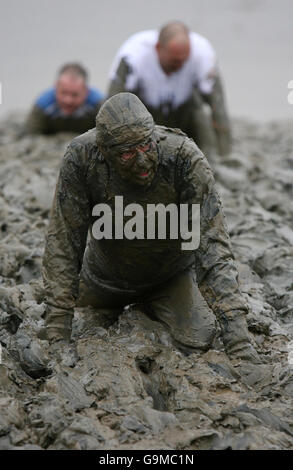 Les concurrents participent à la course Mad Maldon Mud 2006 qui s'est tenue à Maldon, Surrey. Banque D'Images