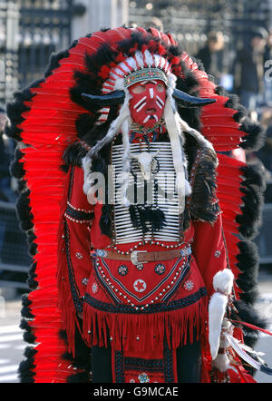 Un homme en pleine régalia amérindienne participe à la parade du jour de l'an dans le centre de Londres. Banque D'Images