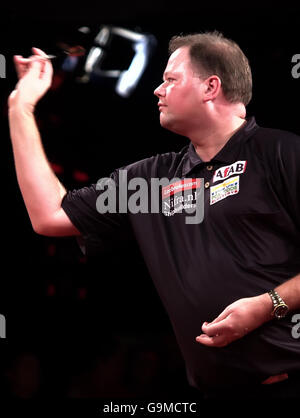 Raymond van Barneveld des pays-Bas en action lors de la finale du championnat du monde PDC Ladbrokes.com contre Phil Taylor de l'Angleterre à Purfleet, Essex. Banque D'Images