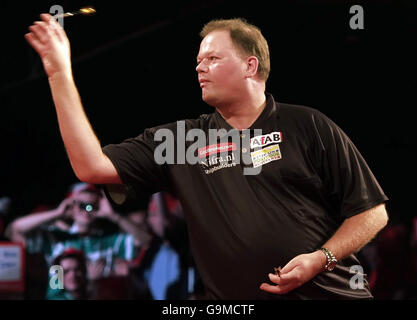 Raymond van Barneveld des pays-Bas en action lors de la finale du championnat du monde PDC Ladbrokes.com contre Phil Taylor de l'Angleterre à Purfleet, Essex. Banque D'Images