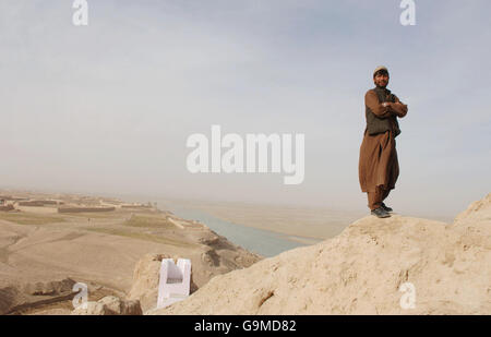 Photo publiée précédemment par l'onu le 07/01/07 d'un policier local qui regarde le village de Muktar près de Lashkar Gah, dans la province de Helmand, en Afghanistan. Banque D'Images