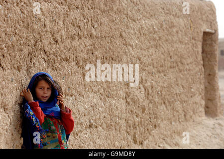 Photo publiée précédemment par l'onu le 07/01/07 d'une jeune fille locale en tant que patrouille du Royal Marine Commando dans le village de Muktar près de Lashkar Gah, dans la province de Helmand en Afghanistan. Banque D'Images