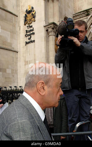 M. Mohamed Al Fayed arrive ce matin aux cours royales de justice pour assister aux enquêtes sur la mort de Diana la princesse de Galles et de son fils Dodi Al Fayed. Banque D'Images