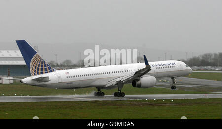 Un vol continental de New York est le premier avion à atterrir à l'aéroport international de Bristol depuis 2.00 heures hier. Banque D'Images